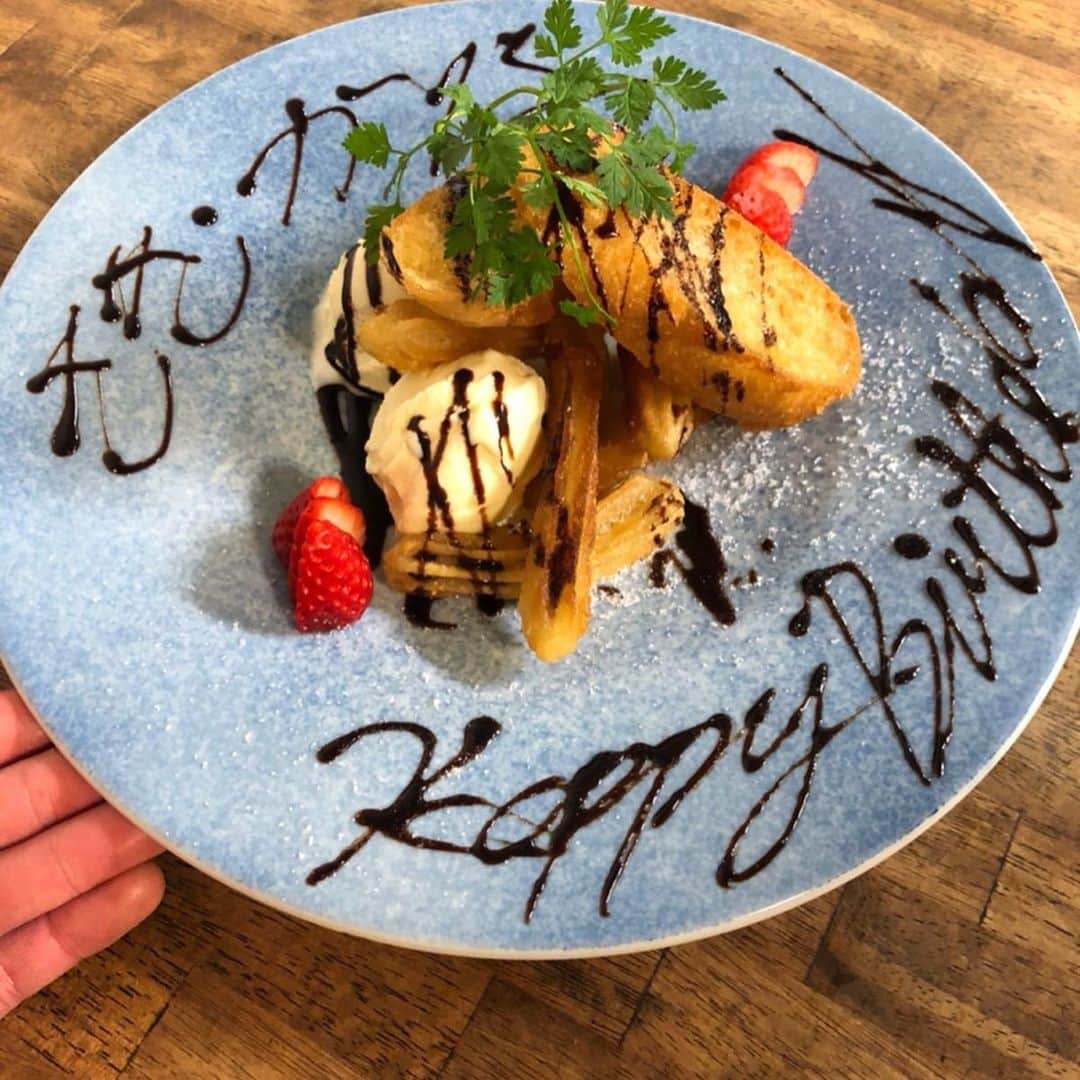 のインスタグラム：「birthdayGirlお2人様でしたー！  かなさん、さきさんおめでとうございます🎉  手違いでバゲットアイスのプレートと なりましたがお喜び頂け大変幸いでした!! 素敵な一年をお過ごしください😆  #富山 #駅前 #鶏っく #居酒屋 #完全個室 #お得 #宴会 #飲み放題 #やってるよ #地鶏 #鉄板焼き  #地鶏 #地酒 #美味しいよ」