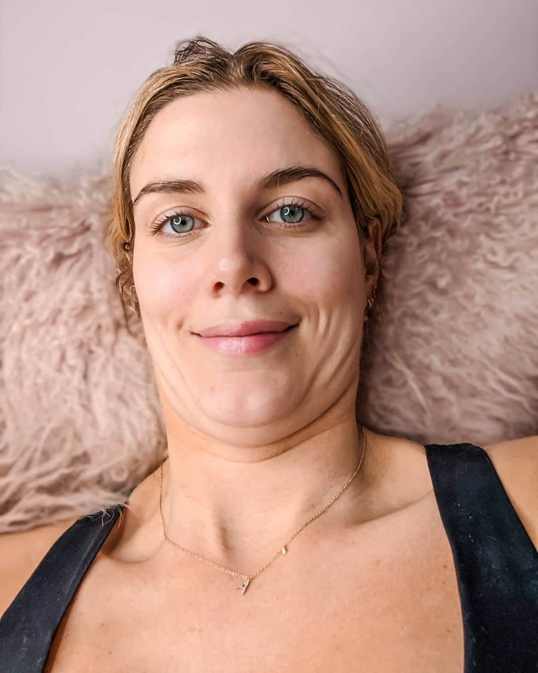 Ashley Jamesさんのインスタグラム写真 - (Ashley JamesInstagram)「Swipe to see accurate footage of me on my sofa everytime I accidentally log in to a Live Workout on Instagram. 😂 I want to talk about exercise in isolation, because I feel like I'm seeing it everywhere at the moment. There's no doubt moving your body is amazing for your mental health, never mind your physical health, and I applaud everyone who is using this time to do all those workouts, but I just want to say that it's ok if you're not right now. I'm not either. Well, apart from dancing badly to happy music around the flat. 💃🏼 I used to see exercise as a form of punishment: punishment for eating a cupcake or crisps, punishment for slipping on my diet. I hated going to the gym, but felt like I had to in order to get my dream body. But do you know what I realised? Your dream body doesn't exist with that mindset because you'll never be good enough for yourself. I look back at photos of my body and wonder why on Earth I spent so much time hating and punishing it.  I don't do that anymore. I move my body for enjoyment. I love my body regardless of how it looks. Weight gain is not the scariest thing because I love the way my body looks either way. I don't have 'flaws' because cellulite, stretch marks, and a belly are very normal. Being skinny is not a marker for beauty, being confident is. And that comes with learning to love yourself, not by punishing yourself. When it comes to exercise, I love the feeling of punching boxing bags at Kobox (nothing more satisfying than thinking of your exes face as you repeatedly blow off steam to good music). I love feeling the wind against my face as I run along the river listening to wicked tunes in Battersea Park, even if it's only for 10 mins (which I'm not doing at the moment as I'm using my one time out to walk Snoop and FaceTime friends). I love going to trampoline parks. And that's not possible right now. What I'm not going to do is punish myself for enjoying the food I'm learning to cook (I love pasta). Or putting on a little weight. 🍝 It's ok if you're not using this time to work out or achieve 'body goals'. I think the people who are are amazing, but it's not for everyone and that's ok. 🏋🏼‍♀️❤️」3月29日 19時49分 - ashleylouisejames