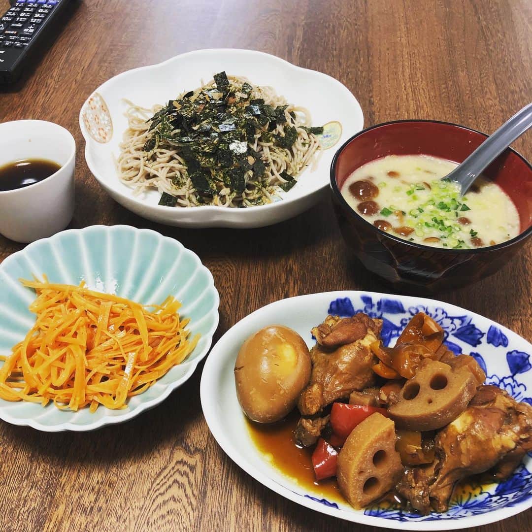 久保ミツロウのインスタグラム：「#stayhome 普通の家飯記録。保存していたピクルスを鶏手羽元と煮込んでさっぱり煮にしたり、金柑とさつまいも煮込むのに国産レモンをアガベシロップで漬けてたの使ったり、味噌汁に酒粕足したり、発酵食が役に立ってて菌活捗る。豆乳ケフィアも日々。あと旬の野菜を食べていきたい。 一日二食はプロテインなので、食材が全然減らないのが問題…。」