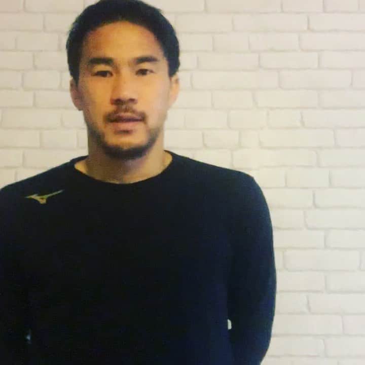 岡崎慎司のインスタグラム：「今世界中でも日本でも沢山の人がこの状況をどうにかしようと踏ん張ってくれています。僕たち1人1人がやれる事は家にいる事です。 必ず家にいましょう。 #ステイホーム#家にいよう」