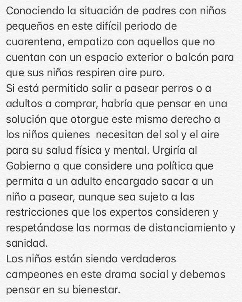 シャキーラさんのインスタグラム写真 - (シャキーラInstagram)「Conociendo la situación de padres con niños pequeños en este difícil periodo de cuarentena, empatizo con aquellos que no cuentan con un espacio exterior o balcón para que sus niños respiren aire puro.  Si está permitido salir a pasear perros o a adultos a comprar, habría que pensar en una solución que otorgue este mismo derecho a los niños quienes  necesitan del sol y el aire para su salud física y mental. Urgiría al Gobierno a que considere una política que permita a un adulto encargado sacar a un niño a pasear, aunque sea sujeto a las restricciones que los expertos consideren y respetándose las normas de distanciamiento y sanidad.  Los niños están siendo verdaderos campeones en este drama social y debemos pensar en su bienestar.」3月29日 19時52分 - shakira