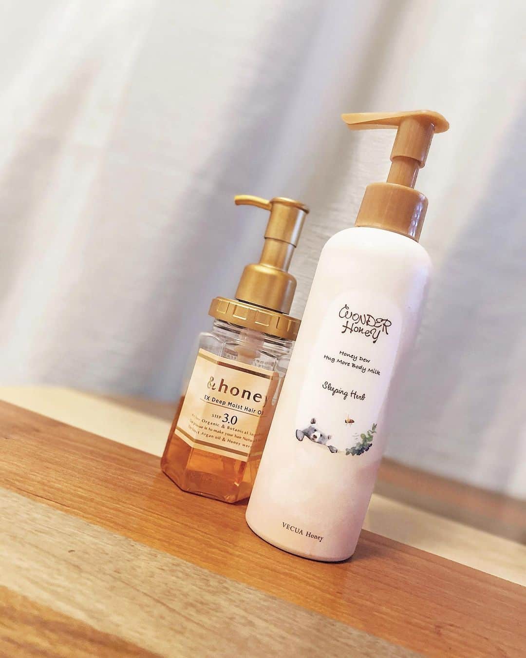 菜々香のインスタグラム：「Wonder Honeyのこのボディークリーム（写真の右）、 香りが、、癒されすぎてやばい。 寝る時につけてずっといい香り、、、💓😳めっちゃ好き、、 頂いたんだけれど、私も誰かにプレゼントしたい！🎁 左のは最近使ってるヘアオイル！ 香りも良くて、なんといっても毛先につけるとつるつるしっとりになる。。👏✨ 毛先がパサパサしたら多めにつけてる💓  #おうち時間 #ボディークリーム #スキンケア #ヘアケア #ヘアケア用品 #instananaka」
