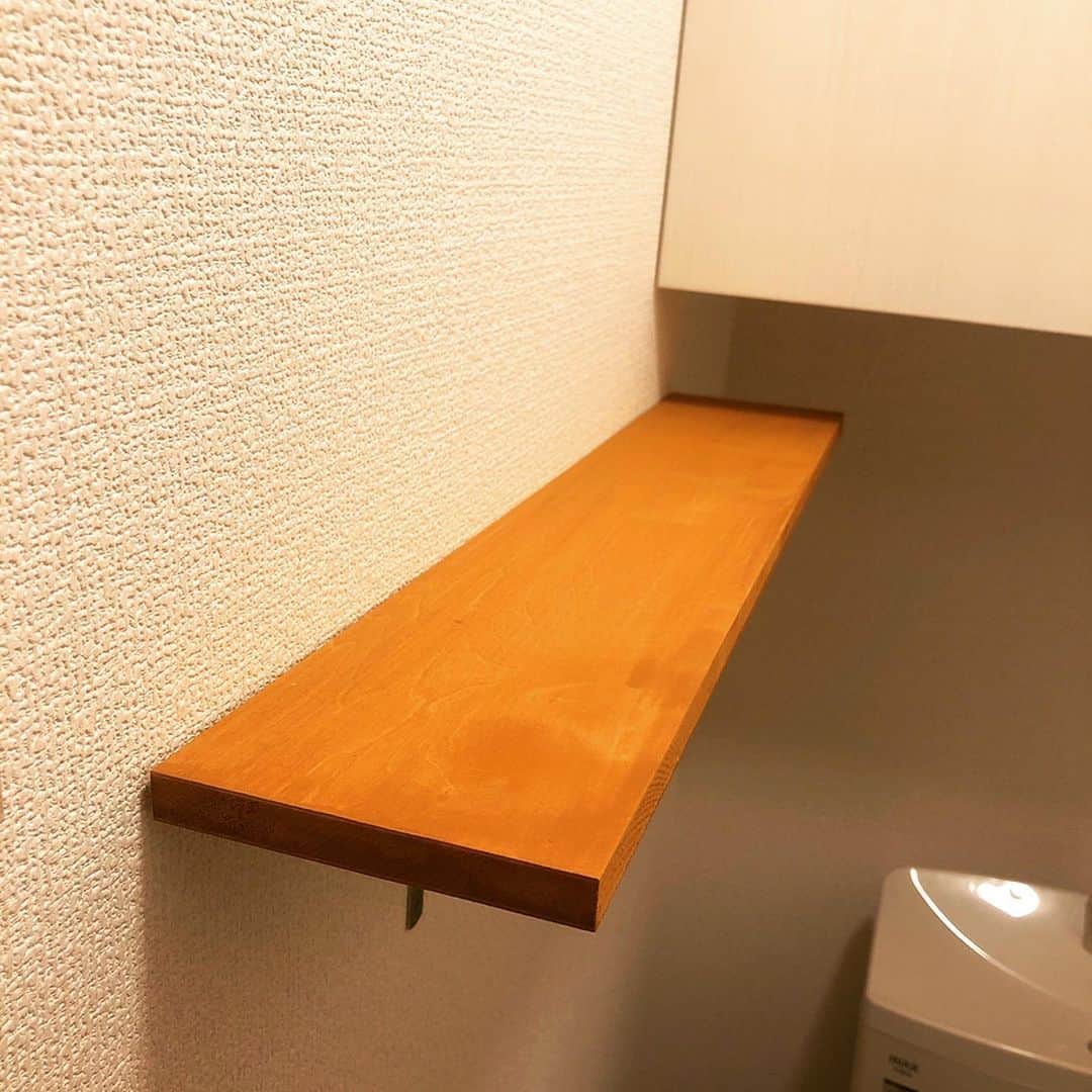 のインスタグラム：「週末は外出自粛してDIY。 なかなかいい棚と玄関の柱が出来たかな😊 色もいい感じに塗れた！ これこらの週末は大工仕事が増えそうな予感...。」