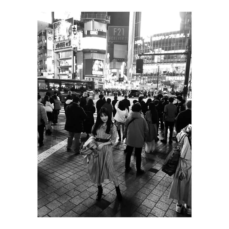森田真以さんのインスタグラム写真 - (森田真以Instagram)「. この日、上京して1年。 . . . Photo by まりえちゃん iPhoneカメラ📸 . #2020 #0319 #monochrome #tokyo #shibuya #1year #anniversary #life  #iphone10 #ノー加工 #上京 #東京」3月29日 20時00分 - morita_mai