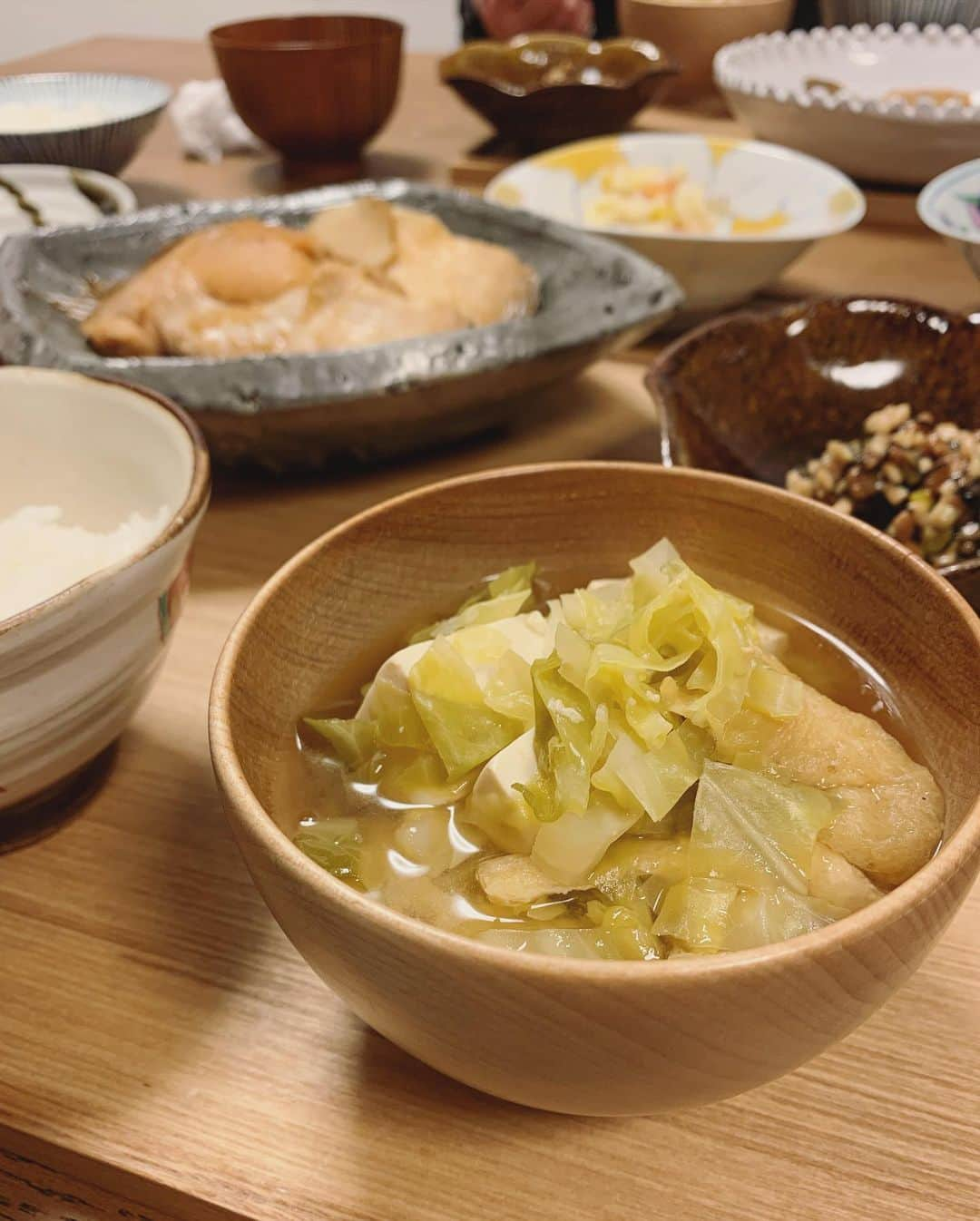 鈴木六夏さんのインスタグラム写真 - (鈴木六夏Instagram)「今夜のお味噌汁はキャベツ油揚げ豆腐。 #おうちごはん　#お味噌汁 #副菜ワンパターン😅 #でもいいのさ栄養」3月29日 20時11分 - rikuka.62