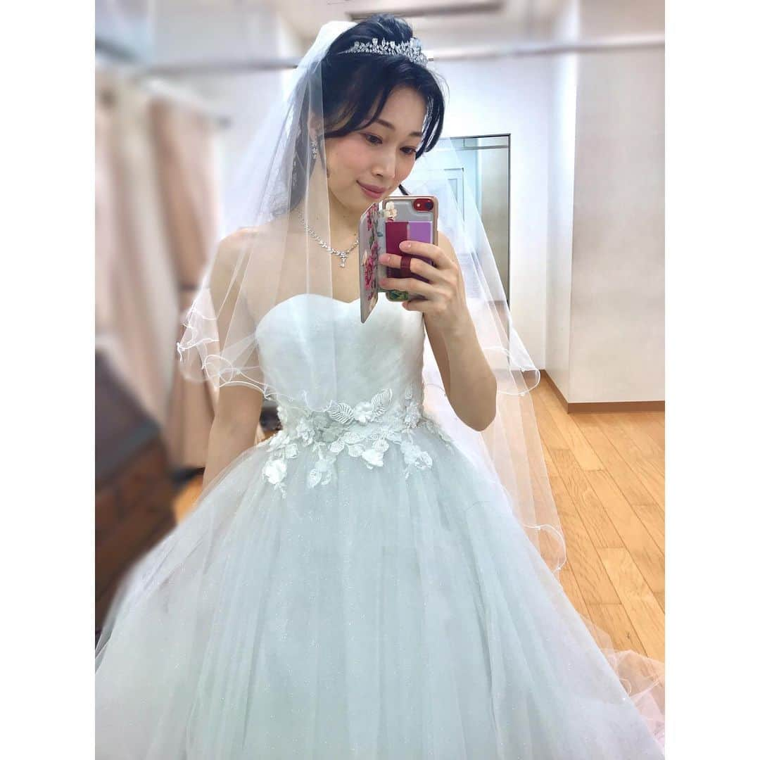 海隼人（有馬佐織）さんのインスタグラム写真 - (海隼人（有馬佐織）Instagram)「コロナ騒ぎにプラスで まさかの雪❄️ 今日1日久しぶりにダウンコートで過ごしました🥶 普通に風邪を引きそう🤧 皆様もお気をつけてお過ごし下さいね 🤭 本日はローズ🌹に囲まれて シルバーラメの素敵なチュールドレス 3・4枚目 自撮りですが、控室の方がドレスの色味がハッキリ撮れたのでfront☆back ・ ・ #bridalphotos#photography  #weddingdress#dress#👗 #ウエディングドレス #granmanie ・ #チュールがシルバーラメ #キラキラ #bridalhair#ゆるふわアレンジ  #hairarrange#ヘアーアレンジ #ハーフアップ#センター分け #wedding#bridal  #model#記録 #earrings#tiara#necklace#leaf #bouquet#💐#crutch #🌹 #宝塚og#元宝塚 #海隼人」3月29日 20時04分 - saorimahalo