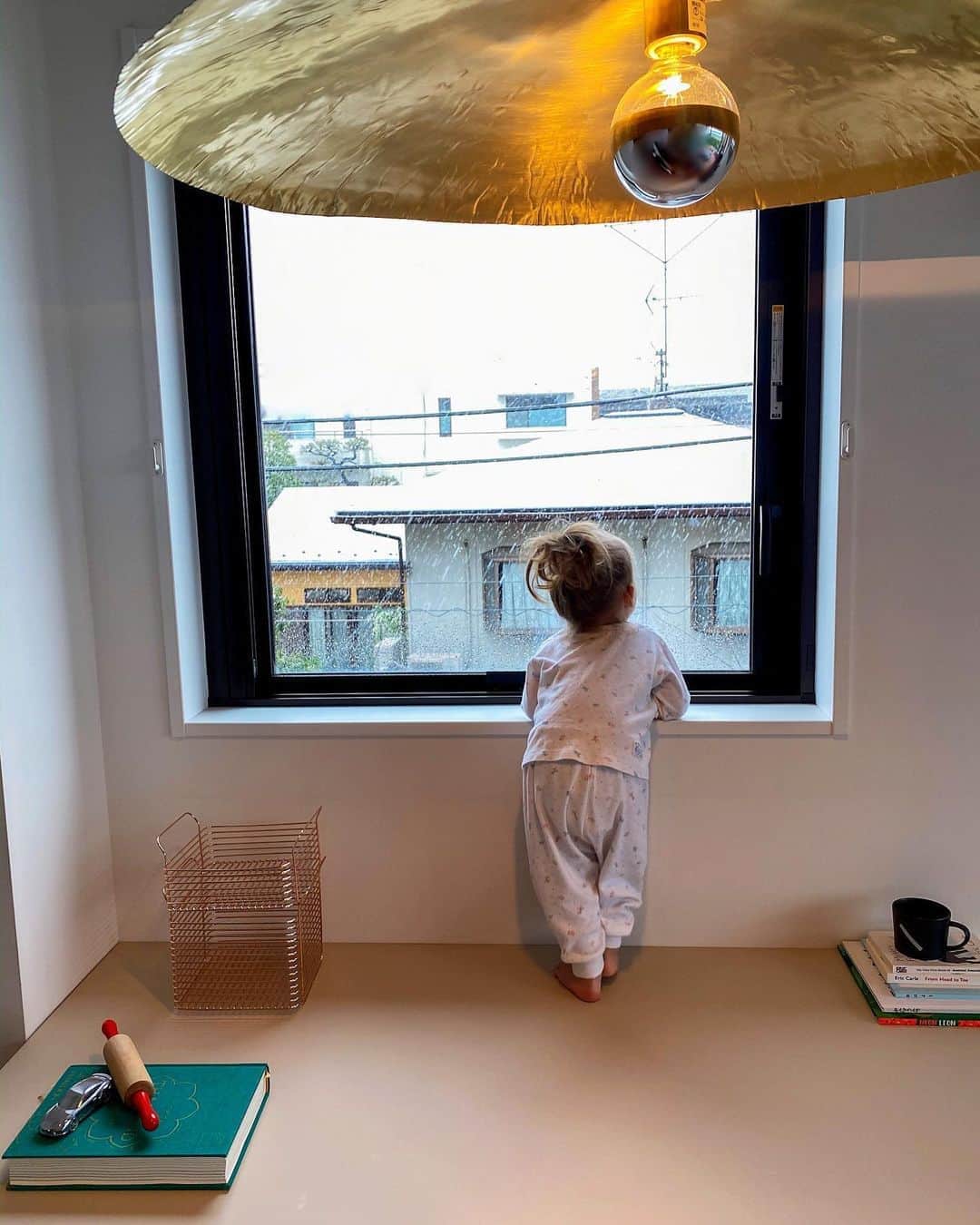 エミ・マイヤーのインスタグラム：「Snowy day in Tokyo ❄️ Nonstop indoor activities made easier by some of my favorite interior designers 東京の雪、すべてが静かになり、うっとりと窓から眺めてしまう❤️これほど家の中でゆっくりする時は家族で心地よく過ごせさせてくれる家具に感謝。いままで集めてきた大好きなデザイナー紹介！」