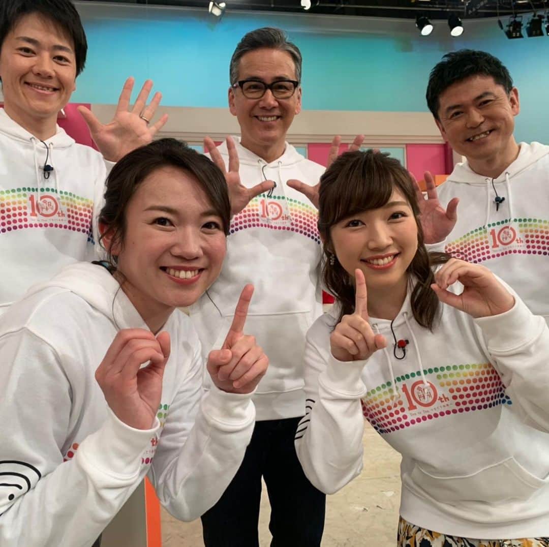 北海道放送「今日ドキッ!」さんのインスタグラム写真 - (北海道放送「今日ドキッ!」Instagram)「金城茉里奈です！  1枚目の後ろに写るグッチーさんの表情がツボです。😆 みんなでパーカー着てる姿 文化祭みたいで素敵でしょう？笑  明日から今日ドキッ！は 10周年スペシャルウィーク！ 豪華プレゼントもありますよ。  お付き合いよろしくお願いします✨  #今日ドキッ　#10周年　#スペシャルウィーク　#ＨＢＣアナウンサー　#グッチーさん　#堀よしともアナ　#近藤気象予報士　#森田絹子アナ　#金城茉里奈　#よしともの字が難しくて分からない　#番宣撮影の様子でした」3月29日 20時09分 - hbc_kyodoki