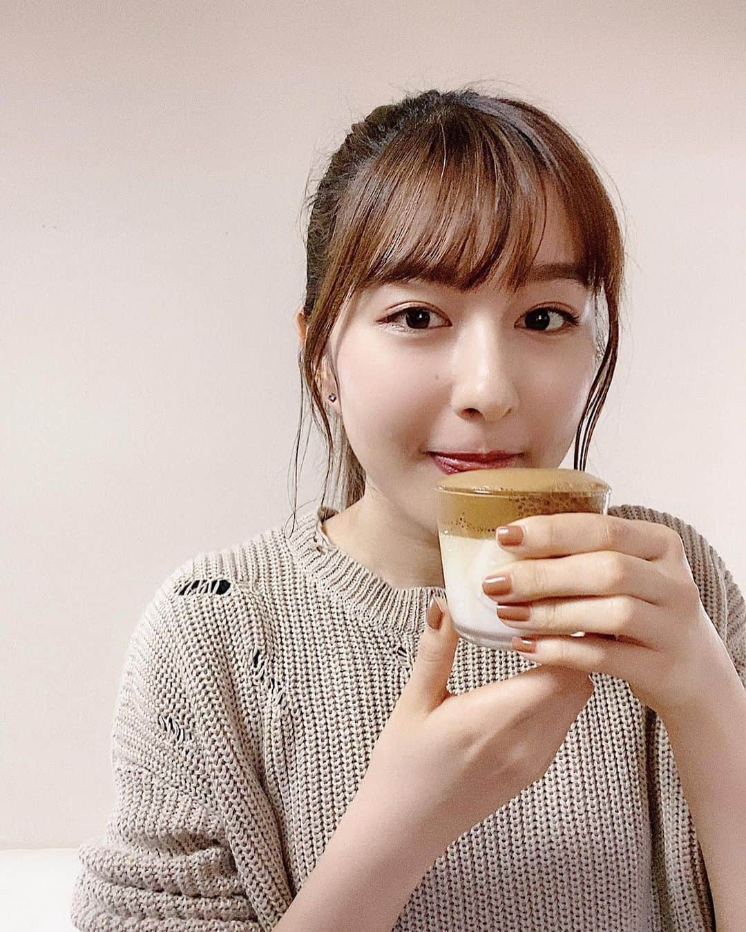 市野莉子さんのインスタグラム写真 - (市野莉子Instagram)「今流行ってる #ダルゴナコーヒー  作ってみた☕️ お家でカフェ気分♥️ みんなはもう作ったー？ YouTubeに今度動画出す予定やから もうちょっと待っててねっ . #りかりこ#双子#コーヒー#作ってみた#カフェ#おうちカフェ#yummy#YouTube#rikariko#followｍe#me」3月29日 20時13分 - riko_ichino