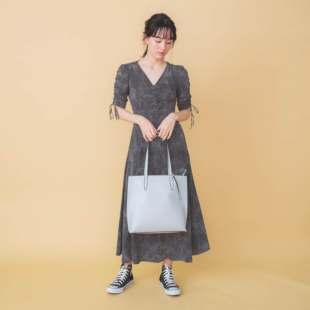 SMIRNASLI_officialのインスタグラム：「Tote クーポン配信中❤︎ . 縦型で合皮素材のトートバック A4サイズ対応！ . . #smirnasli #サミールナスリ #a4tote」
