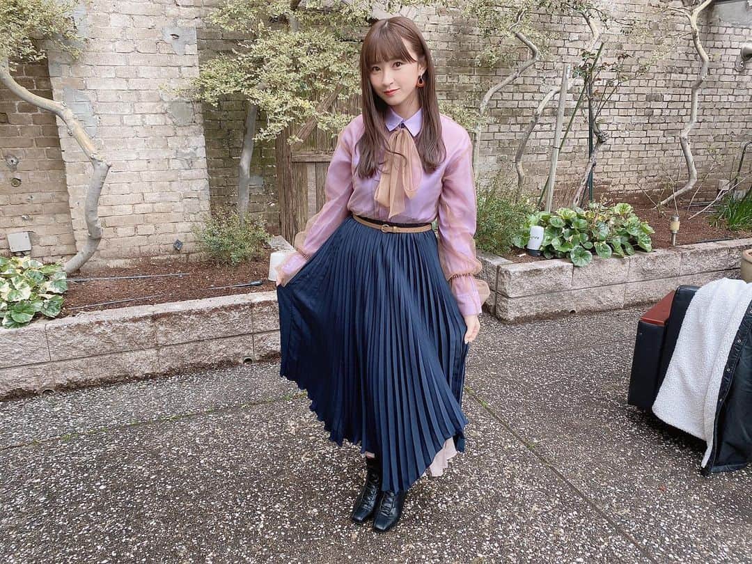 松本日向さんのインスタグラム写真 - (松本日向Instagram)「3-2 HKT48 13th の衣装💜💙 シャツを二枚重ねてきてめっちゃ可愛い！！スカートも風にヒラってなったりするとスカートがなびいてめっちゃ綺麗なんです^ ^！！ 大人っぽい感じの衣装ですね✌️ #さんひくに　#HKT新曲」3月29日 20時18分 - matsumoto_hinata