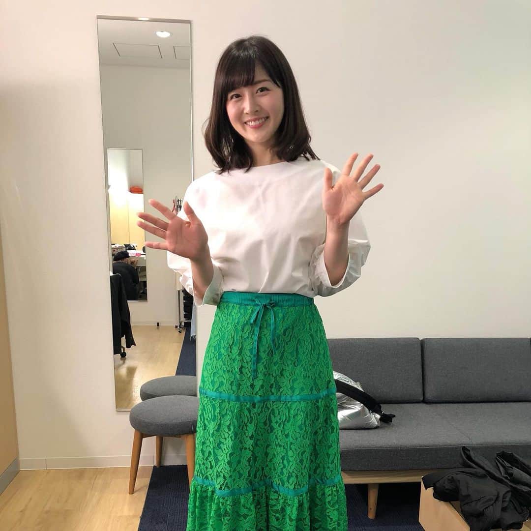 中村秀香のインスタグラム：「みなさん、 #おうち時間 いかがお過ごしでしょうか😊 .  私は、家の掃除をしました！ ゆっくり自分のペースで家の整理をするのは、気持ち良いですね🌟 .  さて、明日は #すまたん！ お天気担当です。 ゲストには #嘉門タツオ さんが✨ ぜひご覧ください🙇‍♀️」