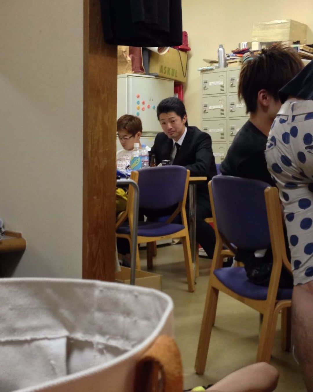 池田真一のインスタグラム：「5up時代楽屋に美味しんぼの山岡おると思ったらアイロンヘッド辻井だった時の写真 茶髪の桑さんもレアやね！ #暇やから懐かしい写真をアップする」