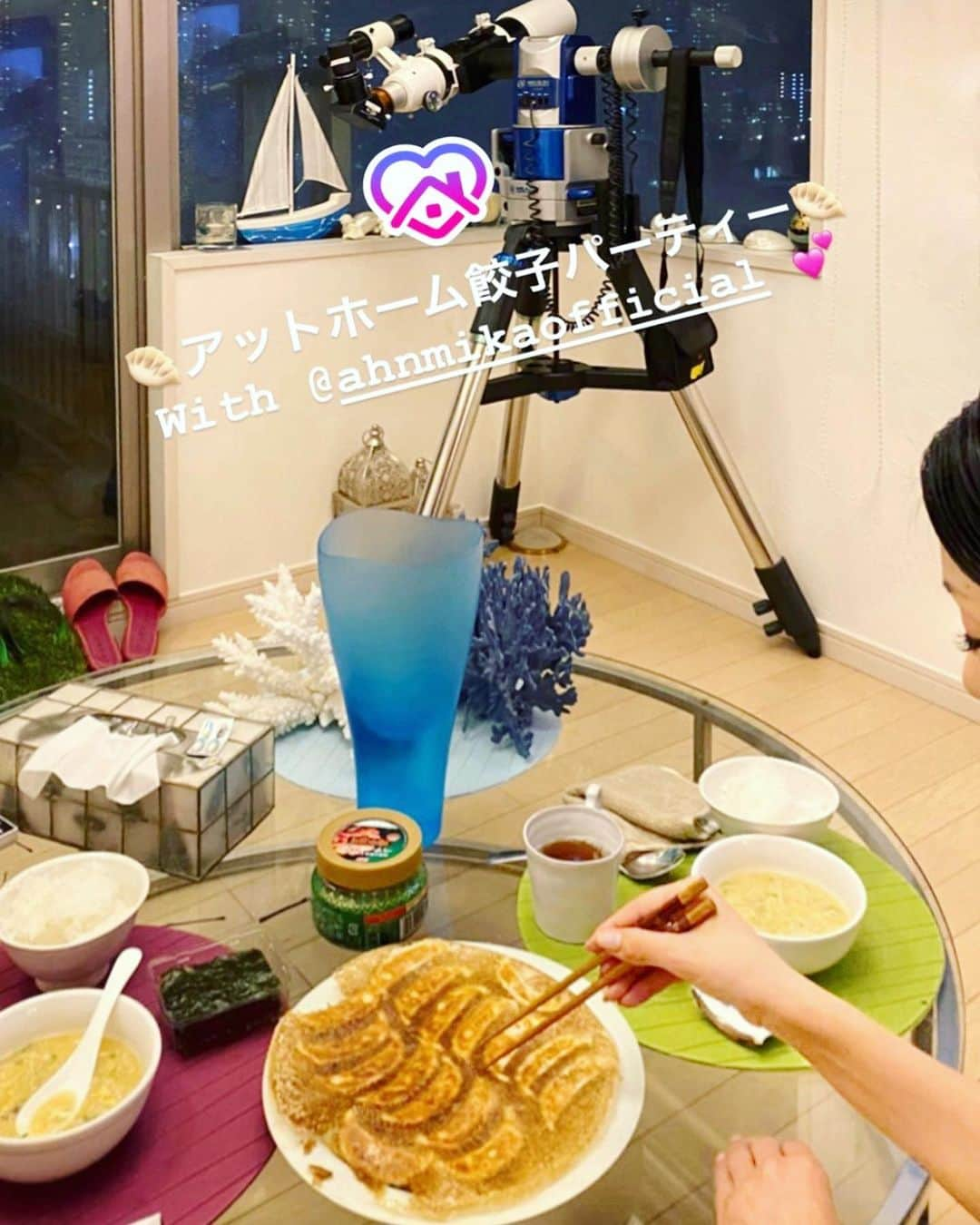 アンミカさんのインスタグラム写真 - (アンミカInstagram)「旦那様と昨夜は🥟王将の羽付きギョーザ🥟をたっぷり焼いて、フカヒレスープとキムチ、海苔の高カロリーディナー🍽を頂きながら、友人達とグループビデオでトーク📹😊 。 こうい嬉しい時こそ、好きなものを食べて、質の良い睡眠を摂り、筋肉をつけるべし✊ 。 免疫を上げるために、肝臓を労る酸味あるものと、毒素を出す苦味のあるもの、甘みのあるものを頂いて❣️ 。 #番茶に梅干しと醤油を垂らした梅醤番茶はこの季節最高の漢方茶🍵 #苦味がきついので蜂蜜を入れて甘味をプラスして🐝 #漢方養生指導士です #みんなで励まし合いながら体に良いことなど情報共有しています。 #おうちじかん #stayhome」3月29日 20時23分 - ahnmikaofficial