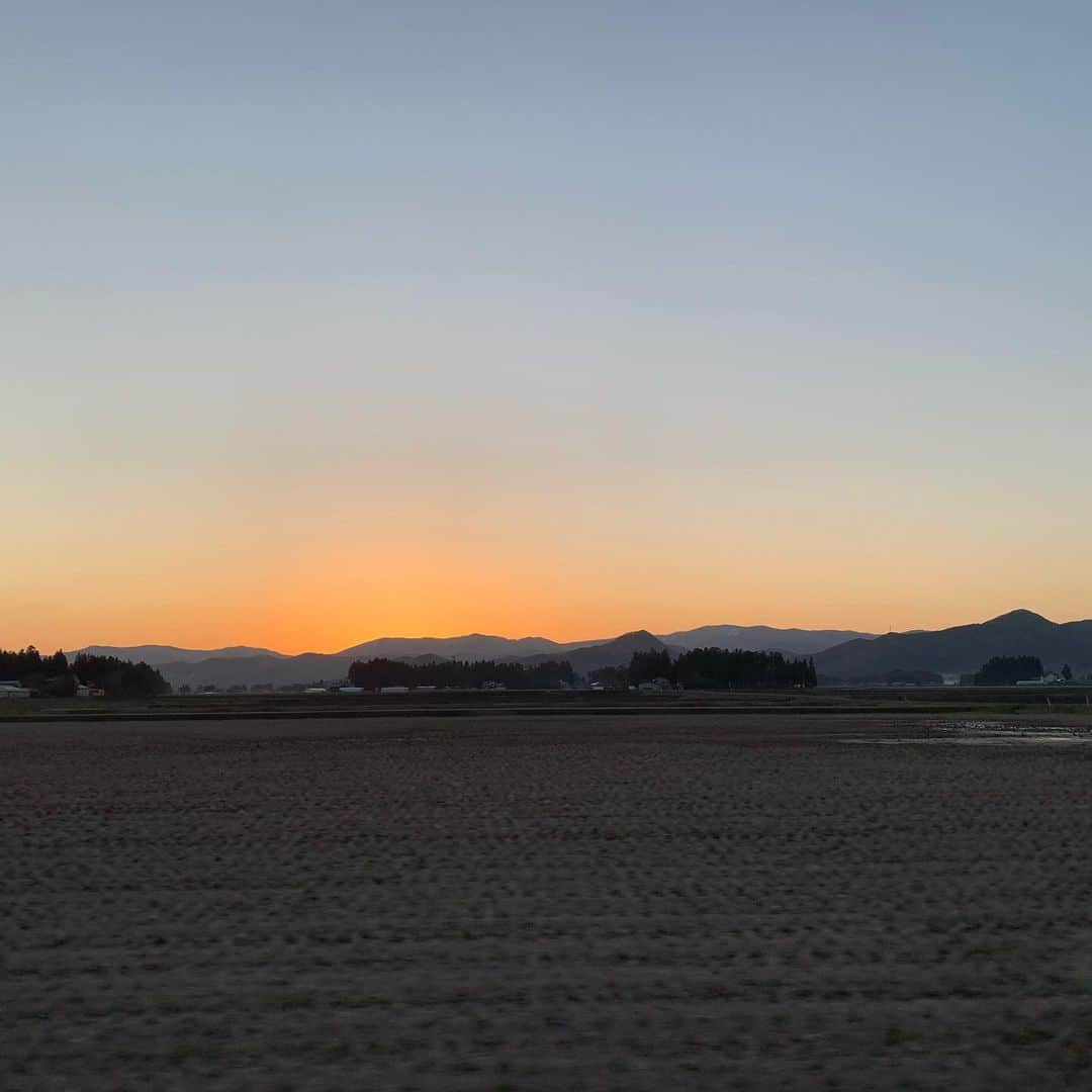 大隅智子さんのインスタグラム写真 - (大隅智子Instagram)「花巻の夕暮れ、オレンジのグラデーションが綺麗でした。 #花巻 #夕日」3月29日 20時27分 - tomokotenki
