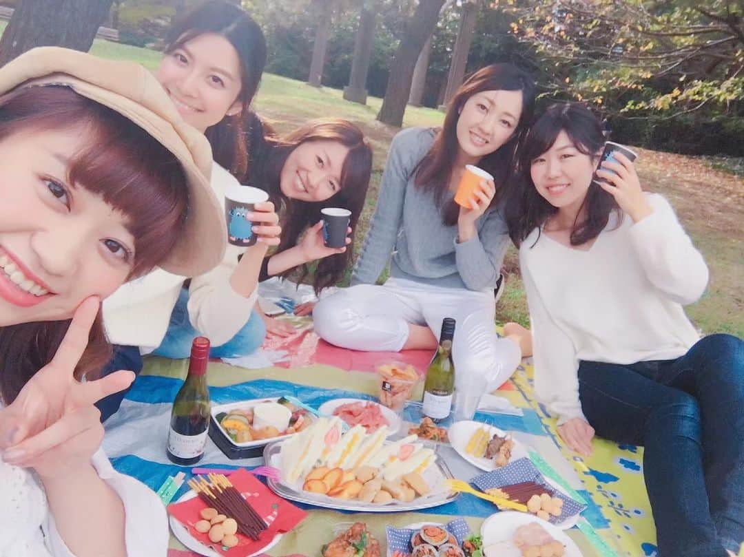 渡辺梨夏子さんのインスタグラム写真 - (渡辺梨夏子Instagram)「いつかの🍓🍌🥝 この週末はオンラインでお喋りする時間もたっぷり。本当は直接会いたかったけど、新居紹介してもらったり、嬉しい報告があったり、途中で寝に行っちゃったり（笑）仕事の制服のまま参加してくれたり。何でもない時間にめちゃくちゃ癒されたんだ〜〜☺️ #とぅるじょ#とぅるばい #記憶の記録#週末記録#めも #８月どきどきわくわく #まりちゃんハワイ行かせてね」3月29日 20時37分 - riiiico462