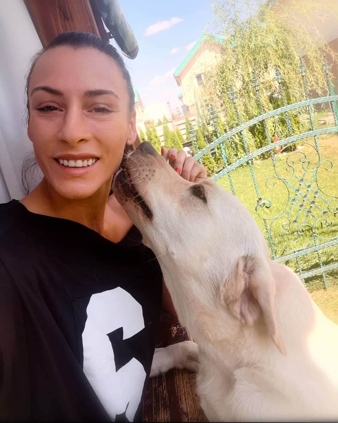 カタリナ・ポノルのインスタグラム：「#stayhome #staysafeeveryone @cosmopolis_bucuresti #sarahthelabrador #loveher #mybaby #kisses」