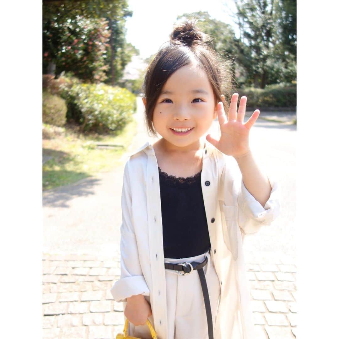 Saraさんのインスタグラム写真 - (SaraInstagram)「. coordinate♡ . ホワイトのシャツとパンツで セットアップ風に🤍 . @urbancherry_ さんの スラックスは形もきれいで とろみのある素材感も好み😍 . 履き心地がよくて サラもお気に入り✌️ .  #ootd #kids #kids_japan #kids_japan_ootd #kjp_ootd #kidsfahion #kidscode #kidsootd #kidswear #キッズコーデ #キッズファッション #インスタキッズ #スラックス #セットアップ風 #サテンシャツ #jeanasis #petitmain #globalwork」3月29日 20時32分 - sarasara718