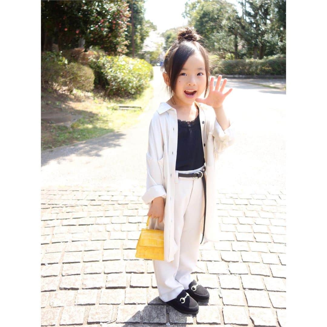 Saraさんのインスタグラム写真 - (SaraInstagram)「. coordinate♡ . ホワイトのシャツとパンツで セットアップ風に🤍 . @urbancherry_ さんの スラックスは形もきれいで とろみのある素材感も好み😍 . 履き心地がよくて サラもお気に入り✌️ .  #ootd #kids #kids_japan #kids_japan_ootd #kjp_ootd #kidsfahion #kidscode #kidsootd #kidswear #キッズコーデ #キッズファッション #インスタキッズ #スラックス #セットアップ風 #サテンシャツ #jeanasis #petitmain #globalwork」3月29日 20時32分 - sarasara718