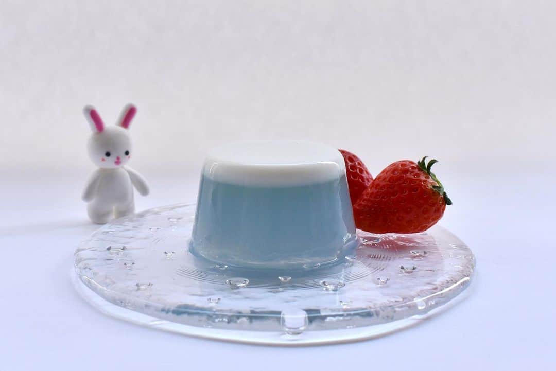 岡田ひとみ（ねんドル）さんのインスタグラム写真 - (岡田ひとみ（ねんドル）Instagram)「‪なちゅりんごで、青い富士山ゼリーを作ってみました。  青い部分はなちゅりんご、白い雪の部分は牛乳と練乳です。  子どもたちが安心して飲めるように作ったなちゅりんごは優しい味なので、物足りないという方は味を加えてくださいね。  ちなみに、今日なちゅりんごインスタにアップしたものは食べられないゼリーです。 @nachu.ringo  皆さんも手作りしたものを教えてくださいね♪ ‬ ‪#チェリオ‬ ‪#なちゅりんご ‬ #stayhome #cooking #Blue #mtfuji #富士山 #青 #ゼリー #青いゼリー #料理」3月29日 20時33分 - hitomi_nendol