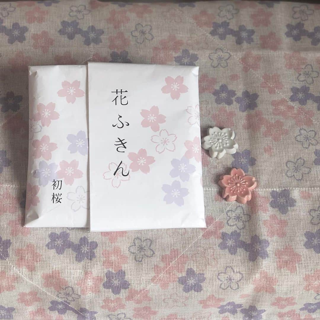 中川政七商店さんのインスタグラム写真 - (中川政七商店Instagram)「「お家でお花見気分。」﻿ ﻿ 満開の桜を横目におこもり生活はちょっと寂しい。﻿ そんなときは、お家で桜を満喫しませんか？﻿ ﻿ 春限定の桜が描かれた「かや織」ふきんで、ちょっと華やかに。﻿ ﻿ ▶︎桜咲く富士山ふきん／¥440（ECサイトに在庫ございます）﻿ ▶︎千本桜ふきん／¥440（一部直営店に在庫ございます）﻿ ▶︎花ふきん 初桜／¥990（ECサイトに在庫ございます）﻿ ▶︎かや織ふきん 鳥獣戯画 お花見（ECサイトに在庫ございます）﻿ ﻿ --------﻿ ﻿ ウイルスや花粉、なかなか出かけるのが難しい3月。﻿ 公式オンラインショップでは、美味しい家時間を過ごしていただく「食の5％OFF」や、通常11,000円以上ご購入で送料無料のところ、3,000円以上ご購入で送料無料キャンペーンを開催いたします。﻿ <〜3/31(火)10:00まで>﻿ ﻿ --------﻿ ﻿ #中川政七商店 #暮らしの道具 #ふきん #お花見 #桜 #さくら #桜🌸 #お花見🌸 #お花見したい #お家時間 #おうちじかん #おうちじかんを楽しもう #癒し #癒しの時間」3月29日 20時34分 - nakagawamasa7