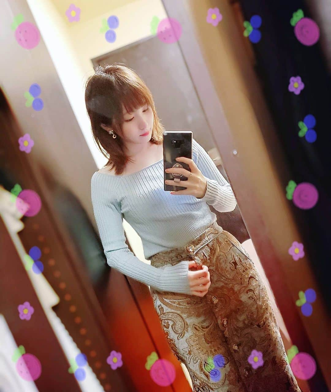 小田桐奈々さんのインスタグラム写真 - (小田桐奈々Instagram)「🌸❄ お外にでちゃだめだよ🙅🙅 って言われているのような大雪。 窓の外には雪がのった桜…珍しい光景でした(っ.−)💤 こんな日はお家でゲームするに限る！！！ * * ミュウが胸にいた日はこんなファッションでした。ペイズリー柄のスカートがとってもお気に入りです💙 * * tops #MERCURYDUO  skirt #amerivintage  pierce #pokemon」3月29日 20時34分 - odagirinana