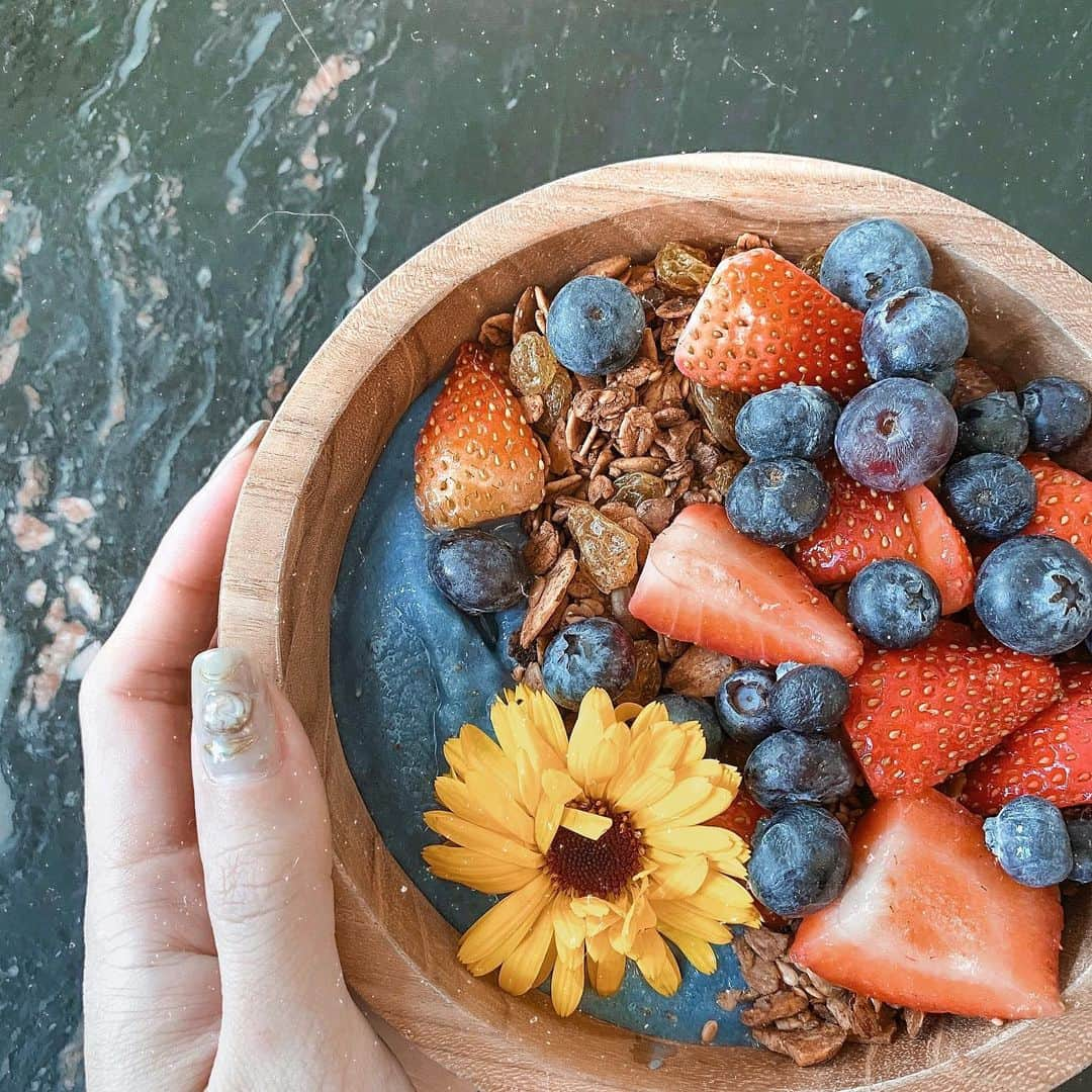 孫きょうさんのインスタグラム写真 - (孫きょうInstagram)「🍓🌼💙﻿ ﻿ 1月LAで食べたブルーボウル🥣﻿ ﻿ オーガニックや健康食に敏感な海外のカフェで最近よく見るこのおしゃれな色の元はなんだろうと調べてみたら、スーパーフードの中でもトレンドの"スピルリナ"と知り✨﻿ ﻿ スピルリナの効果ってすごくて、免疫力を高めたり、花粉症などのアレルギー症状緩和、更にはアンチエイジングにも効果が期待できるんだって👀﻿ ﻿ 免疫を高めたい今こそ始めたいなと、スピルリナ100%というサプリから毎日取り入れてるよ✨﻿ ﻿ ﻿ ﻿ スピルリナ100％のプレゼントキャンペーンがあるので興味ある方は、以下お読み頂きご応募下さい💙﻿ ﻿ ✔︎この投稿へいいね＋フォローした方の中から、抽選で20人にスピルリナ100％をプレゼント！﻿ ❶「 @jaspirulina100」をフォロー！﻿ ❷ @jaspirulina100のキャンペーン投稿にいいね！﻿ ❸ 応募完了！﻿ ﻿ ・応募期間：2020年3月29日～2020年4月4日(土)﻿ ﻿ #スピルリナ #アンチエイジング #抗酸化作用 #美容食 #肌質改善#免疫力アップ #免疫力 #食物繊維 #野菜不足 #偏食 #健美の極み #五大栄養素 #spirulina #PR」3月29日 20時36分 - sonkyou1013