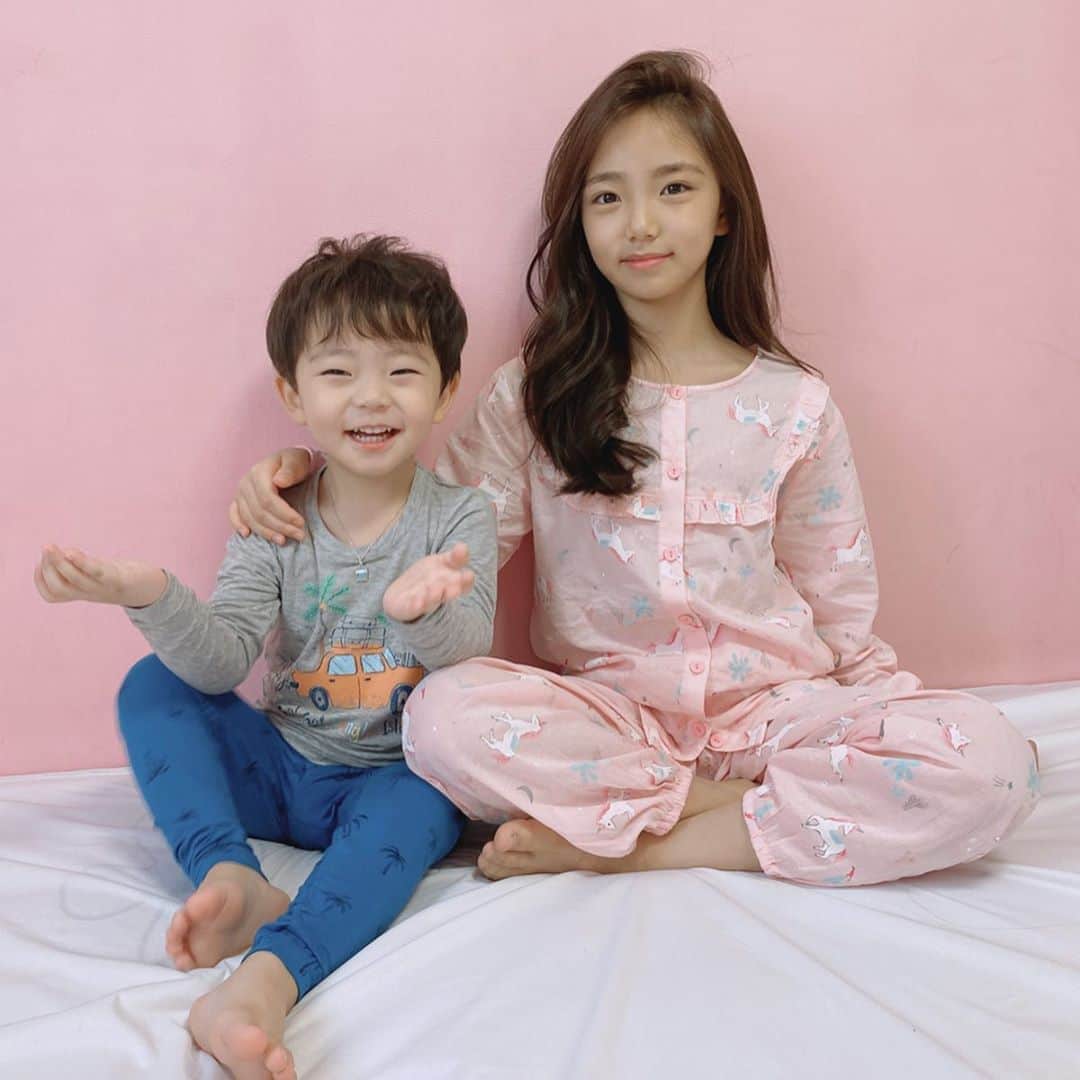 ウンチェのインスタグラム：「. 벌써 한 주가 또 다 갔네요 - 요새 날짜 개념도 없고 , 요일만 아는........... 저만 그런거 아니..겠...죠? . 오늘도 #굿잠 하세요💙 - - - - #일요일 #주말 #일상 #daily #남매스타그램 #육아스타그램 #무냐무냐 #무냐무냐골드라벨」