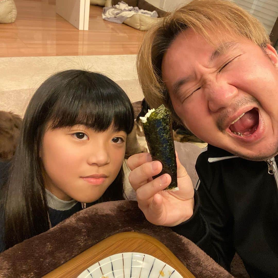 植田朝日のインスタグラム：「🍣🍣🍣﻿ ﻿ ♫か〜いわれ巻き巻き﻿ 　ね〜ぎトロ巻き巻き﻿ 　巻いて　巻いて〜﻿ 手〜巻き寿司〜〜﻿ ﻿ と言う事で近所の小学生 もみじちゃんと手巻き寿司パーティーをしました。﻿ ﻿ 初めて我が家でやったけどコスパ最高だね！w﻿ ハマりました。﻿ ﻿ 手巻き寿司部作ろうと思います。笑﻿ ﻿ #手巻き寿司﻿ #コロナをぶっ飛ばせ」