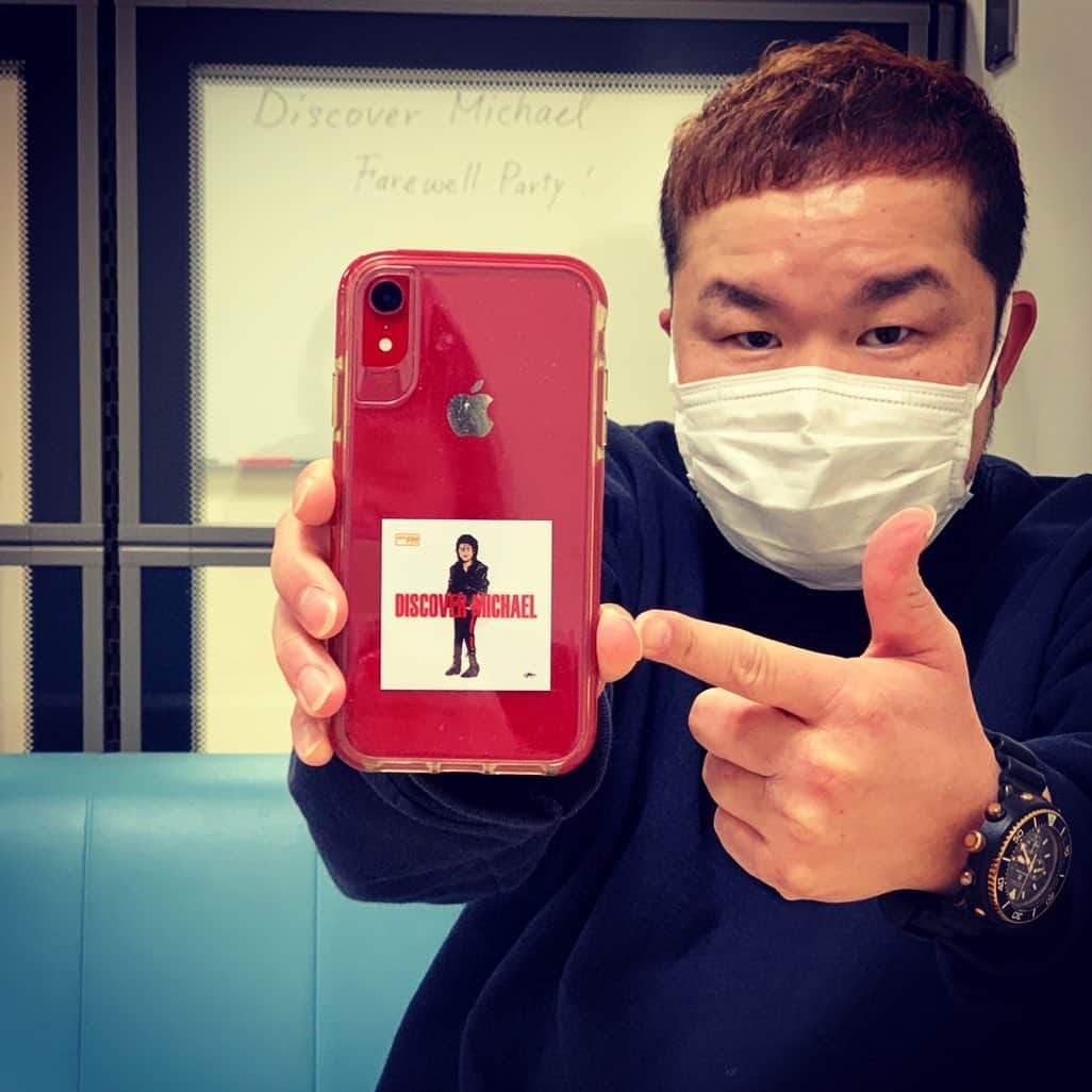 西寺郷太さんのインスタグラム写真 - (西寺郷太Instagram)「ディスマイステッカー、もらえた！透明のiPhoneケースで挟む！ #ディスカバーマイケル 生放送はじまるで。21時からNHK-FM‼︎ライヴもあるで、リハーサルもばっちり！」3月29日 20時43分 - gota_nonareeves