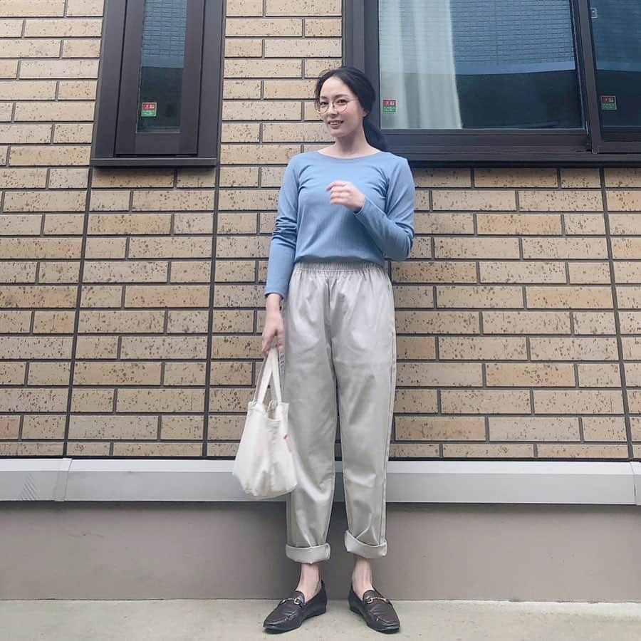 lily112988さんのインスタグラム写真 - (lily112988Instagram)「: #outfit . . バックシャンT✖シェフパンツ . この日はあったかかったなぁ🌸 寒の戻りって… どこまで戻る気\(°∀° )/ むしろ 真冬より寒いやないかーい\(°∀° )/ . 旦那さんに 兼用しよ~ (ㅅ´³`) と2色買いしてもらった #シェフパンツ ♥ 予想通りだと思いますが わたしが1番に着ています(  ｰ̀֊ｰ́ )✧ . 春カラーのトップスは 開きすぎないバックシャン♥ 使い勝手抜群なのです✨ ピタピタし過ぎないのも◎！ . . tops @lefua.closet #レフアバックシャンリブトップス pants @gu_for_all_ #シェフパンツ  shoes @randa_pic : : : #lefuacloset #レフアクローゼット #拡がれレフア #レフジョ #ママコーデ #ママモデル #今日のコーデ #大人カジュアル #大人可愛い #cocoromii #サロモ #サロンモデル #サロモ希望 #gu #guコーデ #みんなのguコーデ #シェフパンツコーデ #メンズを着る女子 #春コーデ #ローファー #ローファー女子 #ビットローファー #gu新作 #プチプラコーデ #バックシャン #バックシャンリブトップス」3月29日 20時48分 - lily112988