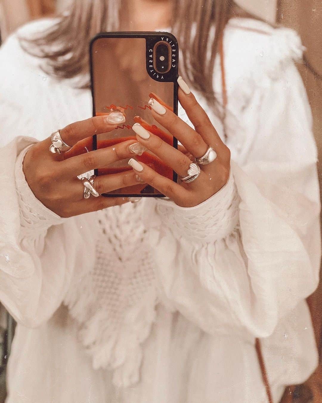 ✷kana✷のインスタグラム：「... ☽ . . @leialoha.accessories  @leialoha.accessories_official  から待ちに待った新作リングが 届いた〜！！！ 右手のふたつ！！美しすぎ！ ノベルティーの♡リングも 可愛すぎて重ねづけしてみた！ makoさんの作る だいすきなsilverシリーズ 20個以上ものコレクションになってる！ . まいにち身につけてるアクセは ほぼleialohaのだよ！」