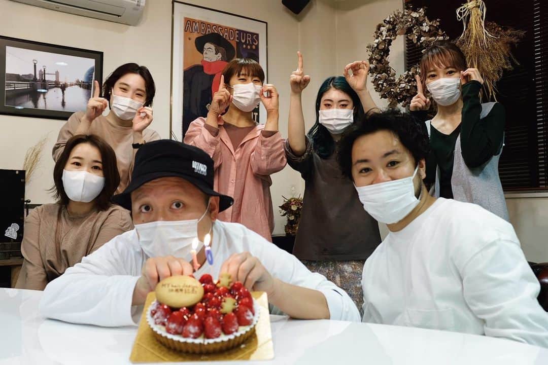 のインスタグラム：「本日10周年。 来週から新メンバーも増えるので7人のラストショットかな。 毎年恒例の？ バレバレなサプライズでお店にプレゼントまでくれました😌😌 いつもありがとうございます。 独りよがりだし、自分勝手なところもまだまだありますが、これからもみんなよろしくね😌 #岡崎市美容室#myhairdesign#かわいいをすぐそばで」