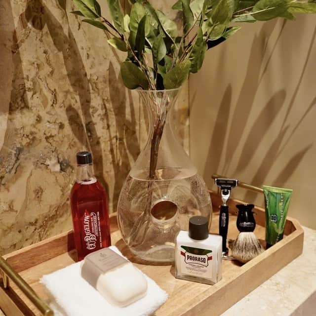 Proraso Japanのインスタグラム：「毎日使うものだからこそ、品質もパッケージもこだわりたい。 そんなあなたにおすすめのシェービングアイテムがPRORASO。 こだわりのある毎日を求める男性の方、是非一度お試しください。 . . Repost from @prorasousa . . #proraso #prorasousa #prorasofirenze #シェービングクリーム #シェービング #ProShave #Italian #ItalianShave #イタリア製 #バーバースタイル #バーバーショップ #髭脱毛 #メンズスタイル #シェービングフォーム #Barber #メンズヘアスタイル #ヒゲ男子 #ヒゲ #BarberShop #ヒゲ脱毛 #メンズヘア #シェービングエステ #おしゃれさんと繋がりたい」
