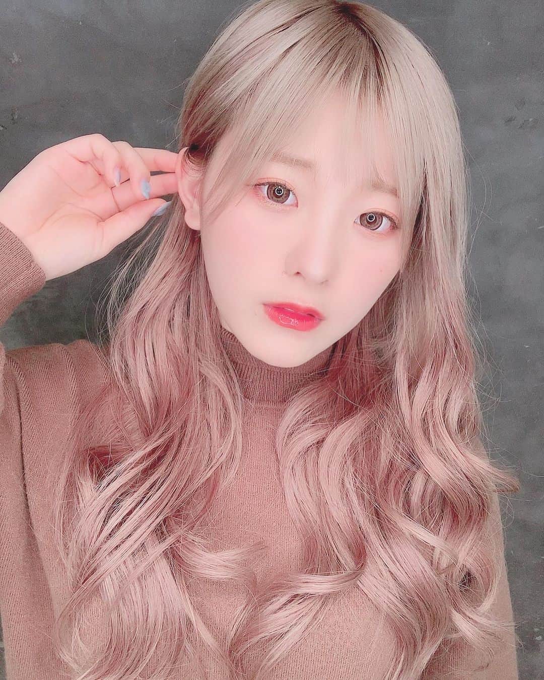 こなんさんのインスタグラム写真 - (こなんInstagram)「. . YouTube見てくれたかな？  いつぶりか分からんほど 久しぶりにロングに イメチェンしたよ💫 ショートのが良かったとか言うなよ 絶対に、、笑  かずさんありがとうっっ😭💖 めちゃくちゃサラサラになる トリートメント教えてもらったから またそれは違う動画であげるね🧚‍♀️ おったのしみに〜  #risel#ショートヘア#ロングヘア#エクステ#シールエクステ#ハイトーン」3月29日 21時01分 - konan_610