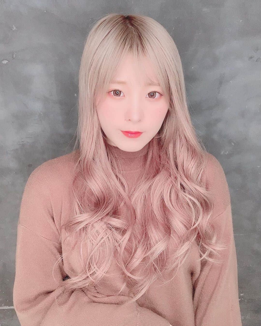 こなんさんのインスタグラム写真 - (こなんInstagram)「. . YouTube見てくれたかな？  いつぶりか分からんほど 久しぶりにロングに イメチェンしたよ💫 ショートのが良かったとか言うなよ 絶対に、、笑  かずさんありがとうっっ😭💖 めちゃくちゃサラサラになる トリートメント教えてもらったから またそれは違う動画であげるね🧚‍♀️ おったのしみに〜  #risel#ショートヘア#ロングヘア#エクステ#シールエクステ#ハイトーン」3月29日 21時01分 - konan_610