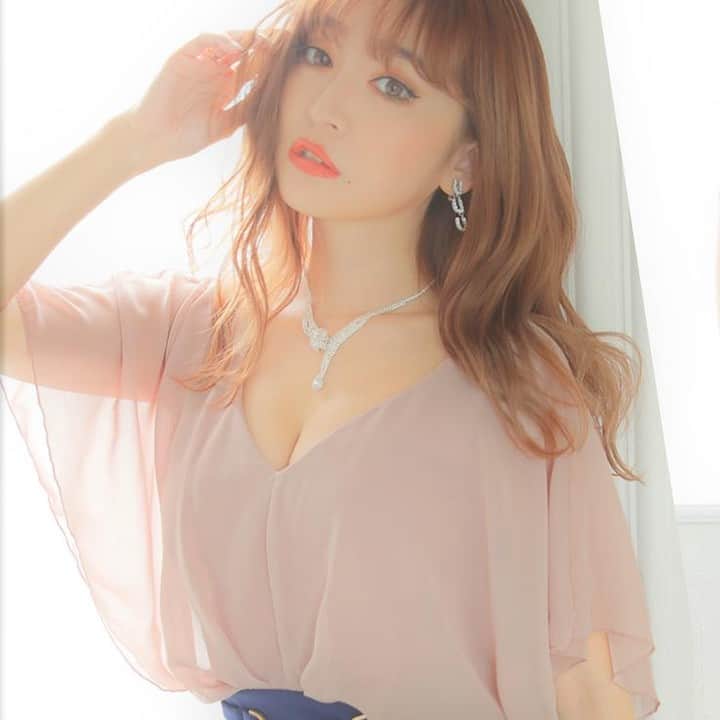 のインスタグラム：「3/29 (sun)⠀⠀⠀⠀ #PICKUP ⇒ as7d173 ¥3,980+tax⠀⠀⠀⠀⠀⠀ .⠀⠀⠀ ゆったりとしたシフォン素材のトップスが女性らしさを演出してくれるタイトドレス💗⠀ 袖付きなので気になる二の腕もしっかりカバー🎶⠀ 旬のダスティカラーでこなれ感も◎✨⠀ アクセントのベルトモチーフはウエストマークにも❢⠀ .⠀⠀⠀ model→ @kanaxxy_0421⠀⠀⠀⠀⠀ #杉山佳那恵 ⠀⠀⠀ .⠀⠀⠀⠀⠀⠀ #dazzy #dress #dazzystore #通販 #ドレス #ファッション #可愛い #CUTE #セクシー #SEXY #キャバ #キャバドレス #キャバ嬢 #ミニドレス #タイトドレス #ナイトドレス #ニュークラ #ガールズバー #ネットショッピング #ootd #いいね #フォローミー #thanks  #ドレス買うならdazzy #beautiful #shooting #下着も充実してるdazzystore」