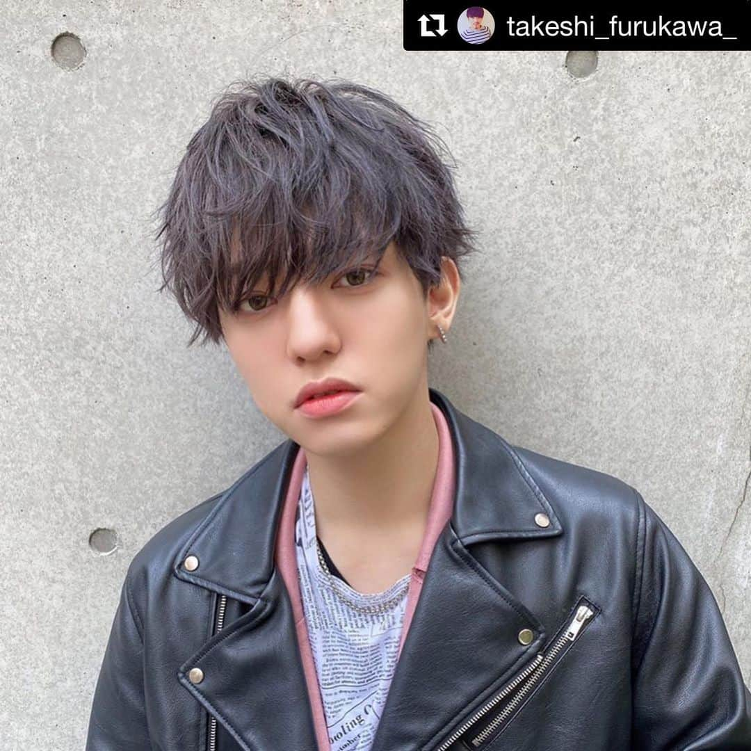 こんどうようぢさんのインスタグラム写真 - (こんどうようぢInstagram)「#Repost @takeshi_furukawa_ with @get_repost ・・・ . ようぢ君new style✂︎😎. . 2wayバージョン👆. . どちらがお好みですか？ . . カットは色っぽい前下がりマッシュスタイルに🎶. . カラーはダークアッシュで暗いけど透明感を👆. . ようぢ君いつもありがと！！ . #pizzicato#pizzicatocita#pizzicatopacto#hair#hairstyle#haircut#menshair#ヘアスタイル#メンズヘア#カット#刈り上げ#マッシュ #マッシュショート #ツヤ感#ドライな質感#ショートウルフ #グレージュ #ベージュ#アッシュ#ハイトーン#こんどうようぢ#イメチェン#韓国ヘア#tokyo」3月29日 21時04分 - kondoyohdi