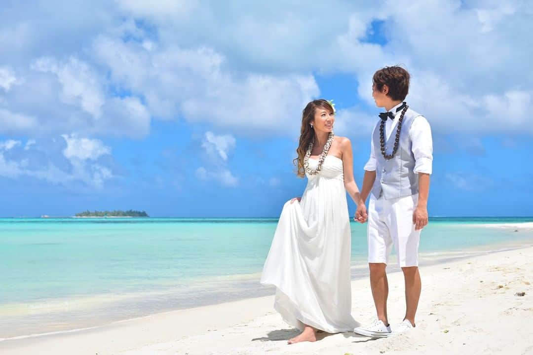 のインスタグラム：「青い海と白い砂浜が広がる、花嫁に大人気のビーチフォト。美しい夕日が見れるサンセットフォトも、島の西側に穏やかなビーチが多いサイパンなら理想が叶います😍⁠ .⁠ 結婚記念日やお子様を交えてのアニバーサリーフォトも人気のサイパンでは、サポートするプロデュース会社のほとんどが日本に拠点を持ち、現地サロンでも日本人スタッフや日本語を話すスタッフがお手伝いしてくれます。文化や言語の心配がなくあらゆる面で安心なので挙式やフォトに集中できるのも嬉しいポイントですね☺⁠ .⁠ Photo by HM Wedding @hm_wedding_saipan⁠ .⁠ .⁠ ＜マリアナ政府観光局キャンペーン情報＞⁠ 🏝 #スカイマーク のサイパン直行便就航記念！ #プレゼントキャンペーン 🎉👉 @mymarianas_mva のURLにアクセス✨⁠ .⁠ 🏝バタフライピー専門ブランド「molfon」コラボ記念SNS投稿 #キャンペーン 👉 @molfon_official ⁠ .⁠ .⁠ #サイパン #ウェディングフォト #ビーチフォト #リゾートウェディング #フォトウェディング #ロケーションフォトウェディング #テニアン #ロタ島 #マリアナ #海外挙式 #リゾ婚 #海外ウェディング #ウェディング前撮り #ビーチウェディング #後撮り #weddingdress #weddingphoto #weddingceremony #resortwedding #outdoorwedding #saipan #tinian #rotaisland #northernmarianaislands #beach #managahaisland」