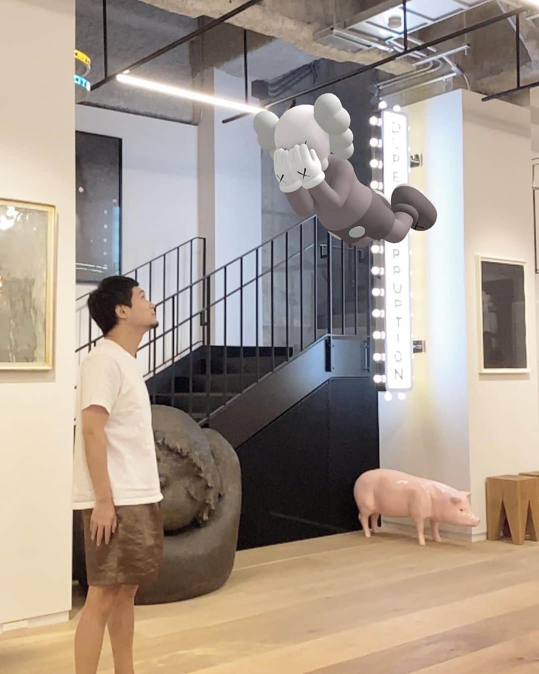 光本勇介のインスタグラム：「KAWSが最近リリースしたバーチャル空間でアート作品が楽しめるアプリ「Acute Art」試してみた。作品のレンタル料は1体7日間で860円。三体借りてみた笑。」
