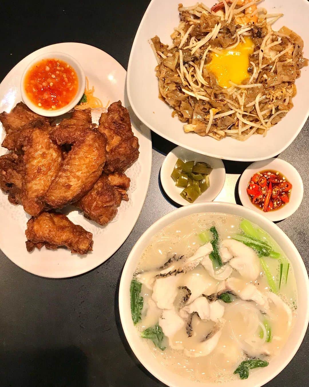 Li Tian の雑貨屋さんのインスタグラム写真 - (Li Tian の雑貨屋Instagram)「Ka Soh is famous for the sliced fish bee hoon soup but I’ll rmb it for its Har Cheong Kai 👅🍗 so darn crunchy and tender on the inside. The minimum order is quite a lot for 2 pax but we still managed to wipe the plates clean • • • • #sgeats #singapore #local #best #delicious #food #igsg #sgig #exploresingapore #eat #sgfoodies #gourmet #yummy #yum #sgfood #foodsg #burpple #beautifulcuisines #bonappetit #instagood  #eatlocal #zichar #cafe #musttry」3月29日 21時10分 - dairyandcream