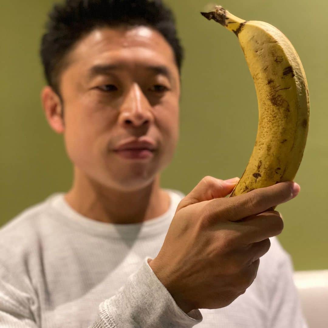 なかやまきんに君さんのインスタグラム写真 - (なかやまきんに君Instagram)「#なかやまきんに君 #こんにちは #素敵な写真ですね #ありがとうございます #世界初 #バナナ と #にらめっこ バナナは #100g辺り #86キロカロリー #ビタミンB6 #カリウム #ビタミンC #食物繊維 も豊富な果物 にらめっこは #負けました(5枚目) #素晴らしい成分に思わず笑顔になりました #キャーにらめっこの敗因がステキー」3月29日 21時21分 - nakayama_kinnikun