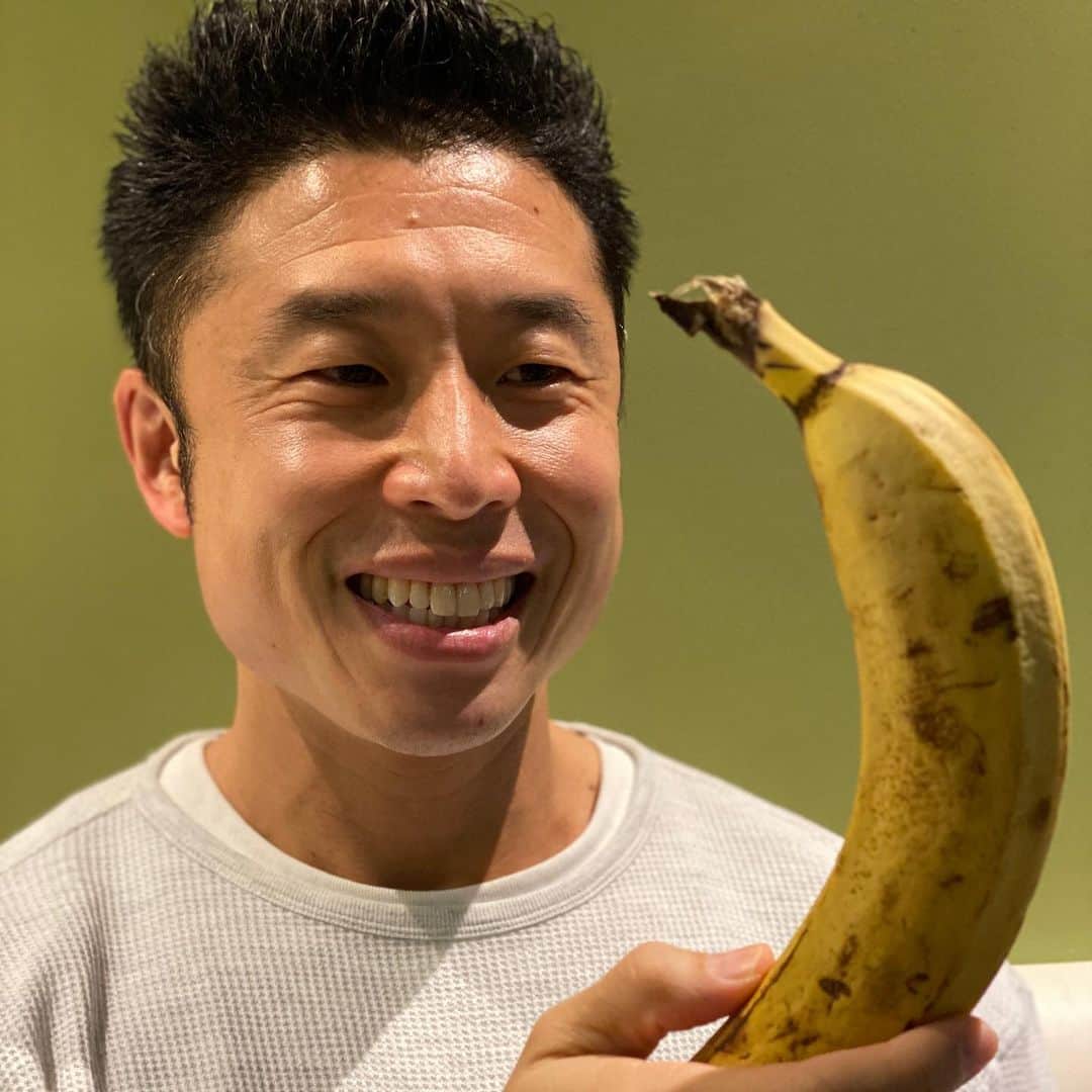 なかやまきんに君さんのインスタグラム写真 - (なかやまきんに君Instagram)「#なかやまきんに君 #こんにちは #素敵な写真ですね #ありがとうございます #世界初 #バナナ と #にらめっこ バナナは #100g辺り #86キロカロリー #ビタミンB6 #カリウム #ビタミンC #食物繊維 も豊富な果物 にらめっこは #負けました(5枚目) #素晴らしい成分に思わず笑顔になりました #キャーにらめっこの敗因がステキー」3月29日 21時21分 - nakayama_kinnikun