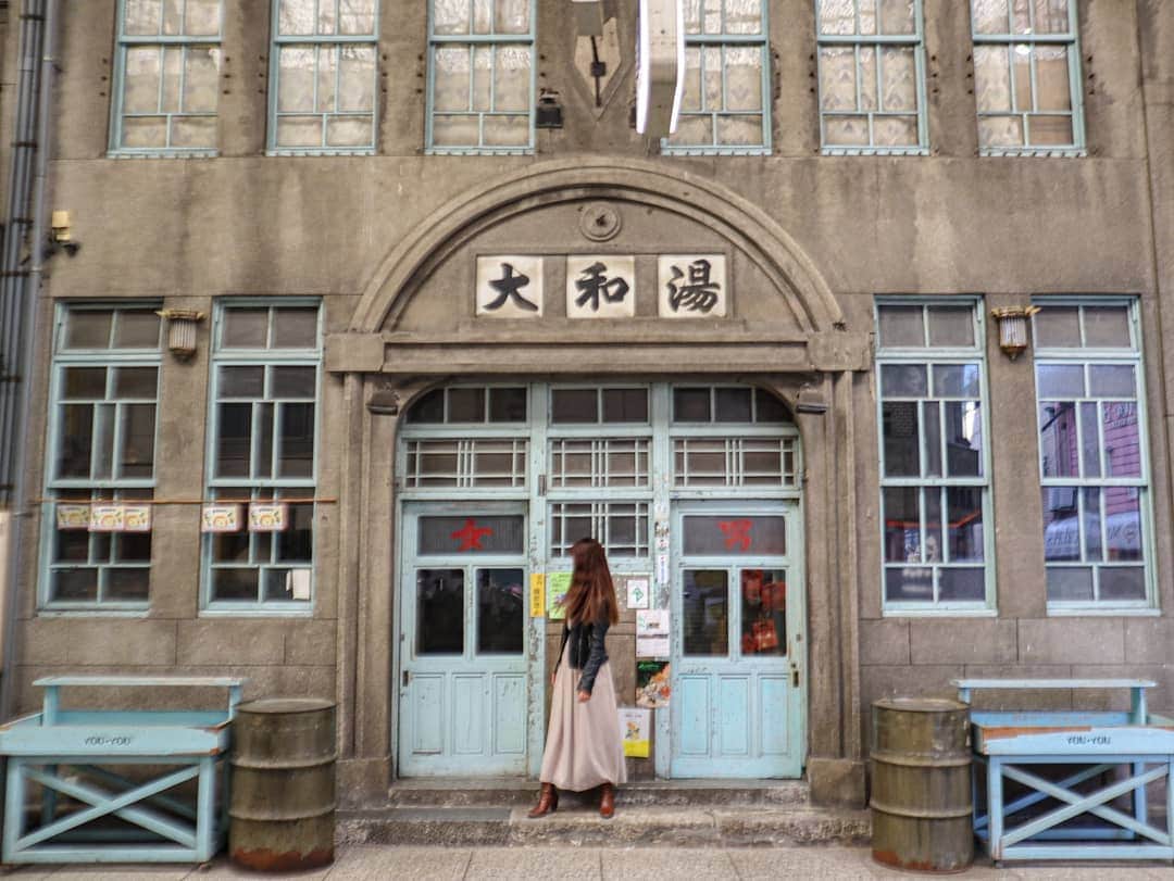 Hairmake Shinoさんのインスタグラム写真 - (Hairmake ShinoInstagram)「Onomichi,Hiroshima ． 🌿尾道散策🌿 ． 銭湯をリノベーションしたお土産&カフェ #ゆーゆー ． お店の前だけきりとると タイムスリップしたような 日本のような日本じゃないような外観✨ ． ． 3、4枚目の写真は旅疲れの癒しアイテム😊 ． Panasonicの #骨盤おしりリフレ 😊 ． スイッチを入れると中のエアーがランダムに膨れておしりや太ももをホールド！ ． コードレスだから優しいマッサージ機なのかと思って使ってみたら、かなり強めでした😂 ． 旅疲れもとれるし、デスクワークするときにも良さそう✨ ． Alice.style @alice.style_official さんで気になる家電をいろいろ試すことができるからリピートしそう💓 ． 購入するにはちょっと、、と思っている家電があったら是非お試しください😄 ． #大和湯#尾道商店街#尾道カフェ#尾道#広島#広島観光#尾道観光#広島旅行#広島旅#自転車 #カフェ #春旅 #旅行写真 #旅スタグラム #旅したくなるフォト #旅好き女子 #海好き #海のある生活  #骨盤まわり軽やか体験 #Panasonic#パナソニック #おしりリフレ #hiroshima#travellover #travelphotography #japantravel」3月29日 21時13分 - hairmakeshino
