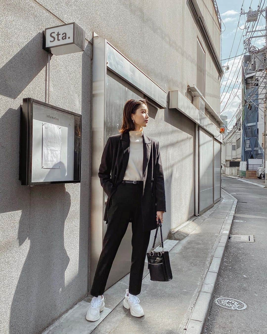 影山可蓮さんのインスタグラム写真 - (影山可蓮Instagram)「・ ・ #outfit 📷 ・ ・ 🏷 OUTER @akte_official  TOPS @beep_ss  BAG @accommode  PANTS @uniqlo  SHOES @adidastokyo ・ ・ ３月初めにゆりちゃんと Lunch&Cafe🍴 近日この日のVLOGをyoutubeに載せます🎥 ・ ・ ✔️BAG 見た目よりしっかり荷物が入るから 単体でもサブバックにも最近よく使ってる◎ ・ ・ ✔️PANTS 今年3色目で好評な #EZYアンクルパンツ 、ブラックのSです！ ・ ・ ✔️KNIT この冬超使ったシンプルニット⛄️ ジャケットに合わせてカジュアルに着れるのがよきです◎ ・ ・ #AKTE #BEEP #ADIDAS #ACCOMODE #UNIQLO  #outfit #ootd  #instafashion  #minimalstyle #minimalfashion #classicstyle #simpleoutfit #everydaylook  #コーデ #コーディネート #今日のコーデ #私服  #karen_k_outfit」3月29日 21時14分 - karenoutfits