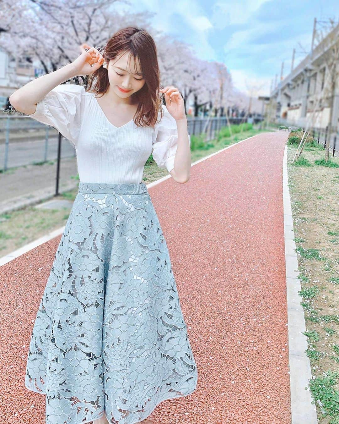 佐藤瀬奈さんのインスタグラム写真 - (佐藤瀬奈Instagram)「暖かかった日のコーデ🌸⠀ ⠀ ボリュームのある袖が可愛いリブニットと、 シルエットが綺麗なレースのフレアスカートはどちらも @mercuryduo_com 🥰 春の新作がどれも可愛すぎて物欲が爆発してる😭💕⠀ ⠀ それにしても今日は寒い…！ 桜を見た後に雪ってなんかすごく変な感じがするね😂 もうそろそろ散っちゃうかなぁ😢🌸 ・ ・ ・ #春コーデ#mercuryduo#マーキュリーデュオ#コーデ」3月29日 21時18分 - senapuu