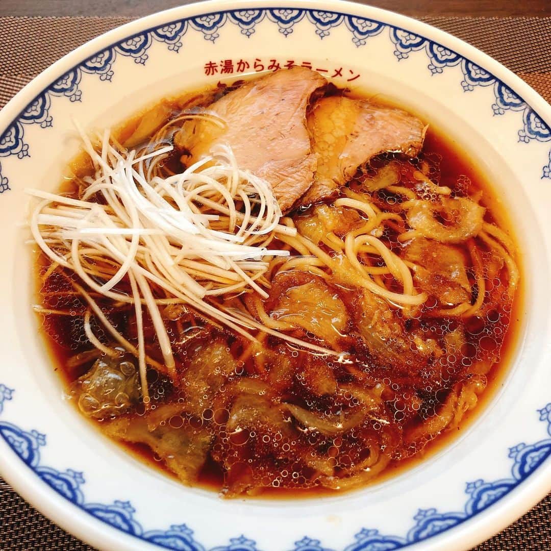 休日課長さんのインスタグラム写真 - (休日課長Instagram)「本日のお昼はスーパーで買った四つ葉の袋生麺に自家製チャーシューと白髪葱に加え、ストックしてあった揚げ玉ねぎを。 こりゃうまい。丼は龍上海。ごちそうさまでした！ #本炭 #本日の炭水化物 #ラーメン #自作炭」3月29日 21時18分 - kyujitsu_kacho