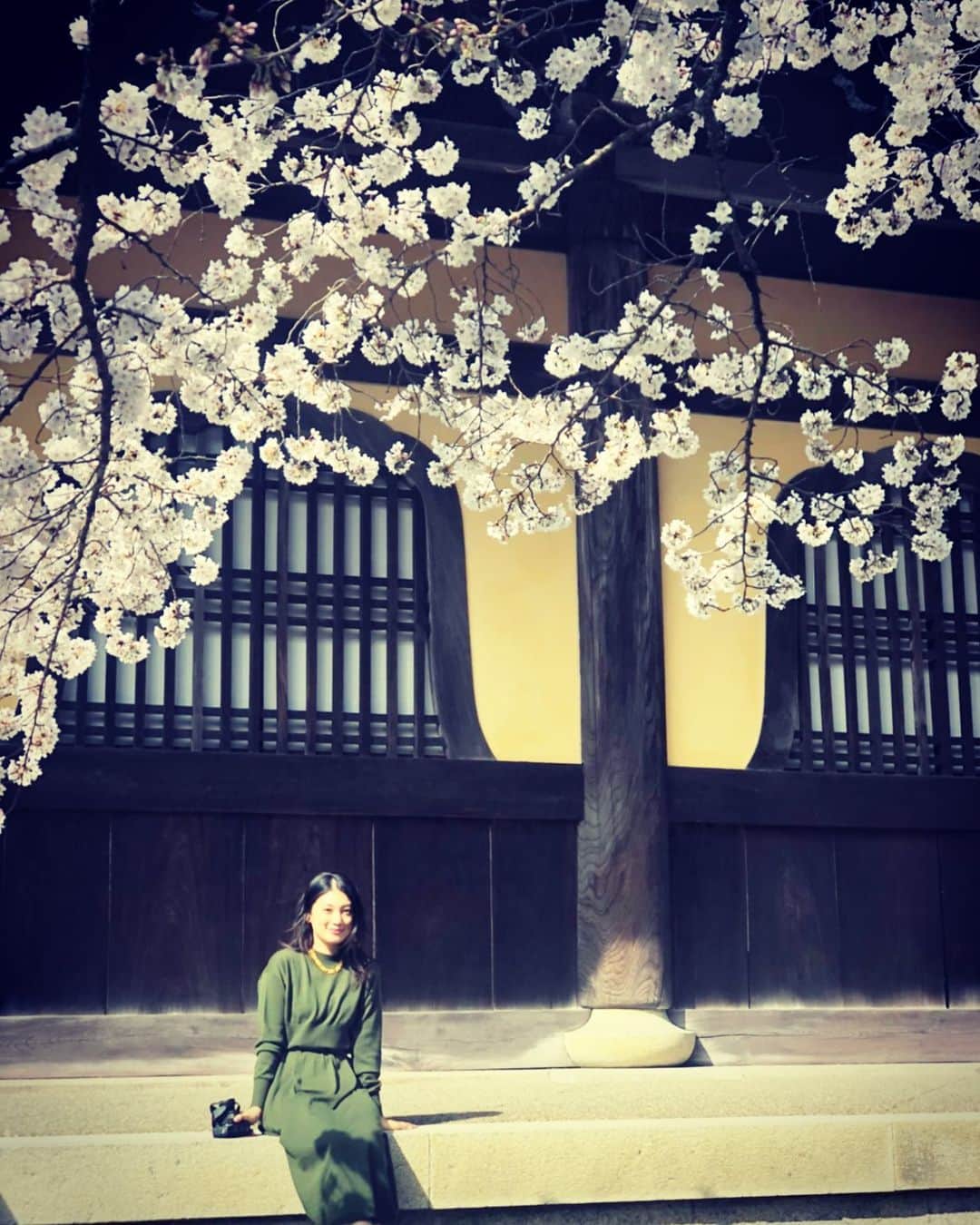 小林希さんのインスタグラム写真 - (小林希Instagram)「京都の桜。﻿ 先日のつづきで、こちらは南禅寺です。﻿ ﻿ 今は、お花見自粛ですので、せめて写真で🌸﻿ 花びら散り降る頃もきっと、お花見は難しいでしょうが、今年のような🌸が、最初で最後になりますように。﻿ ﻿ 週末は籠もって、それはそれで疲れましたよね。おつかれさまでした。﻿ ﻿ 引きつづき、がんばりましょうね‼️ ﻿ ﻿ ﻿ Cherry blossoms in Kyoto﻿ This is Nanzen-ji Temple.﻿ We have to refrain from going and seeing the cherry blossoms so at least share a picture 🌸﻿ Maybe even when cherry blossoms fall from the trees, we have to refrain but I hope that this hard situation will be our first and last.﻿ You stayed at home so you must be tired.﻿ I hope you are fine.﻿ Let's keep doing ‼️﻿ ﻿ ﻿ ﻿ #sakura #kyoto #nanzenji #🌸 #桜 #京都 #南禅寺」3月29日 21時19分 - nozokoneko