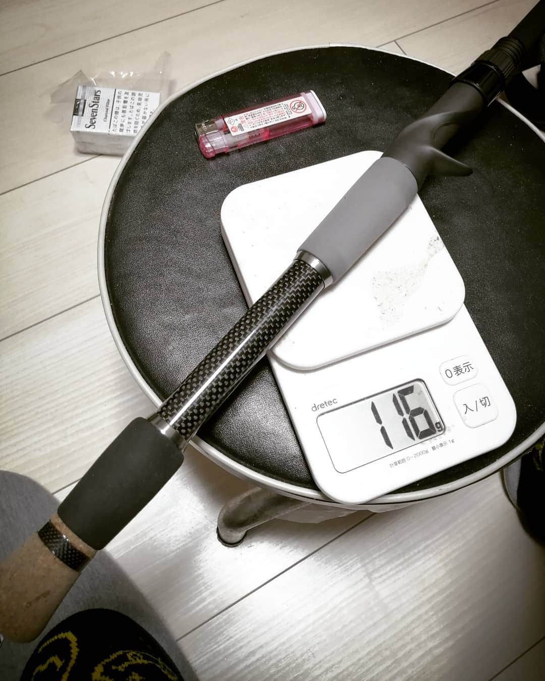 晁直 さんのインスタグラム写真 - (晁直 Instagram)「途中経過。 シートの肉削いでも2㌘ 重い( ･᷄-･᷅ ).｡oO しゃーない。 #northforkcomposites  #redwiener  #ロッドビルディング」3月29日 21時30分 - lynchasanu