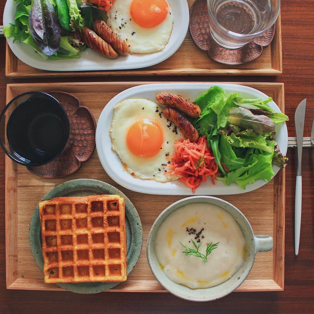 Kaori from Japanese Kitchenさんのインスタグラム写真 - (Kaori from Japanese KitchenInstagram)「米粉ワッフルで遅い朝食。お盆は無印です。良品週間ですよー。 ・ こんばんは。 外出自粛要請中の東京、 こんな時はおうちごはんで 旅の思い出を振り返るぞの巻。 2月にハワイで結婚式を挙げた時に 自分土産として買った Island Vintage Coffeeの米粉で ワッフルを作りました。 今回使ったワッフルメーカーは @toffy.official  の 「ホットサンド＆ワッフルメーカー」です。 米粉でワッフルを作ると 外がよりサクっと中がもちもちします。 冷めると固くなりやすいので要注意。 熱々が一番美味しいですよ。 ・ ご存知の通り 週末の東京は外出自粛要請が出ていました。 そして桜が満開の中の雪… 街から人が消えて時が止まったようで なんかSF映画の中の世界にいる気分でした、本当に。 他の地域に住んでいる人からすると 大変そうだとか 東京はコロナが蔓延していてやばそうだと 思っている方も多いかと思いますが 家にいるだけだと日常は至って普通です。 そろそろ断捨離する物がなくなってきました笑 そして使い捨てマスクがなくなりそうなので 洗える布マスクを買うか、作るか ガスマスクを思い切って買おうか悩んでます🤣 結構真剣です。（重症化予備軍なんで…） ゴーグルやガスマスク以外で 目を防ぐ方法あればぜひ教えてください笑 長々と失礼しました。 ・ 【おしながき】 米粉のワッフル 山芋と新玉ねぎの豆乳ポタージュ ベビーリーフのサラダ 目玉焼き 無塩せきのウインナー 新にんじんのラペ ＊薬膳走り書きは今日お休みします＊ ・ ・ Hi from Tokyo! Weekend brunch: Gluten free waffle, yum and onion soy milk soup, green leaf salad, sunny side up egg, grilled sausages, and carrot salad. ・ ・ 2020.03.29 Sun ・ ・ #hawaii #おうちごはん #早餐 #薬膳 #うつわ #和食器 #toffy #トフィー #キッチン家電 #ホットサンド＆ワッフルメーカー #清岡幸道 #自炊 #islandvintagecoffee #朝ごはん #breakfast #waffle #iittala #イッタラ #クチポール #cutipol」3月29日 21時27分 - coco_kontasu